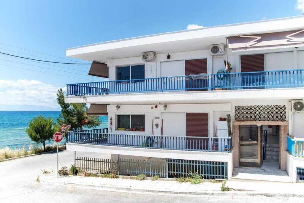 Seafront 2 Bedrooms Apartment Неа Ираклия Екстериор снимка